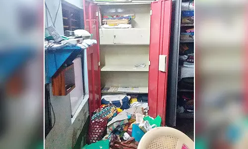 பூட்டிய வீட்டில் 8 பவுன் நகை- பணம் திருட்டு