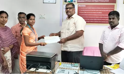 இல்லம் தேடி கல்வி மைய தன்னார்வலருக்கு சான்றிதழ் வழங்கல்