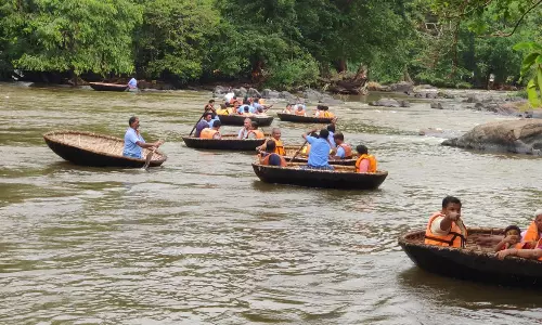 ஒகேனக்கல் சுற்றுலா தளத்தில் குவிந்த சுற்றுலா பயணிகள்