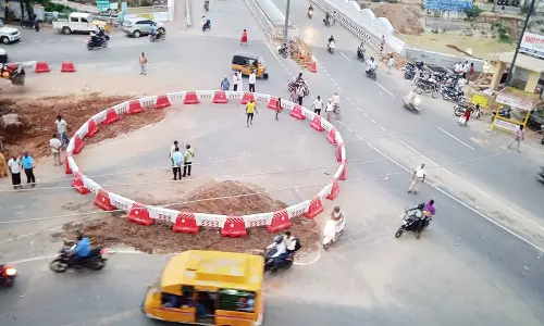 தஞ்சை ஆற்றுப்பாலத்தில் புதிதாக தற்காலிக ரவுண்டானா அமைப்பு