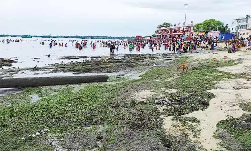 ராமேசுவரத்தில் இன்று பக்தர்கள் புனித நீராடும் பகுதியில் கடல் உள் வாங்கியதால் பரபரப்பு