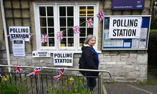 இங்கிலாந்து கவுன்சிலராக முன்னாள் அதிமுக எம்.எல்.ஏவின் மகன் தேர்வு