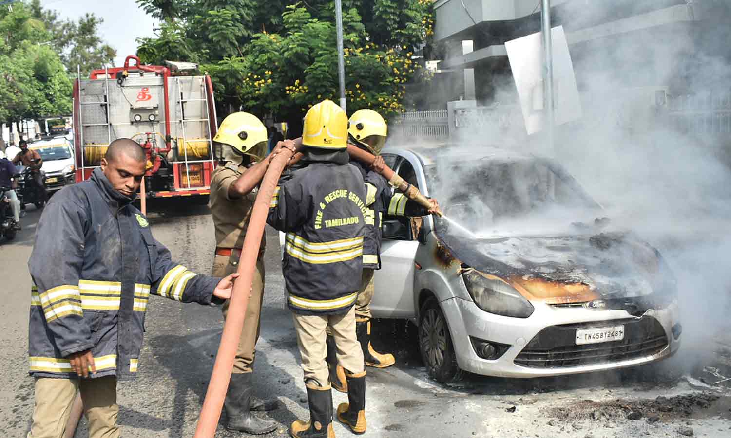 ஈரோடு இடையன்காட்டு வலசில் இன்று கார் திடீரென தீப்பிடித்து எரிந்ததால் பரபரப்பு