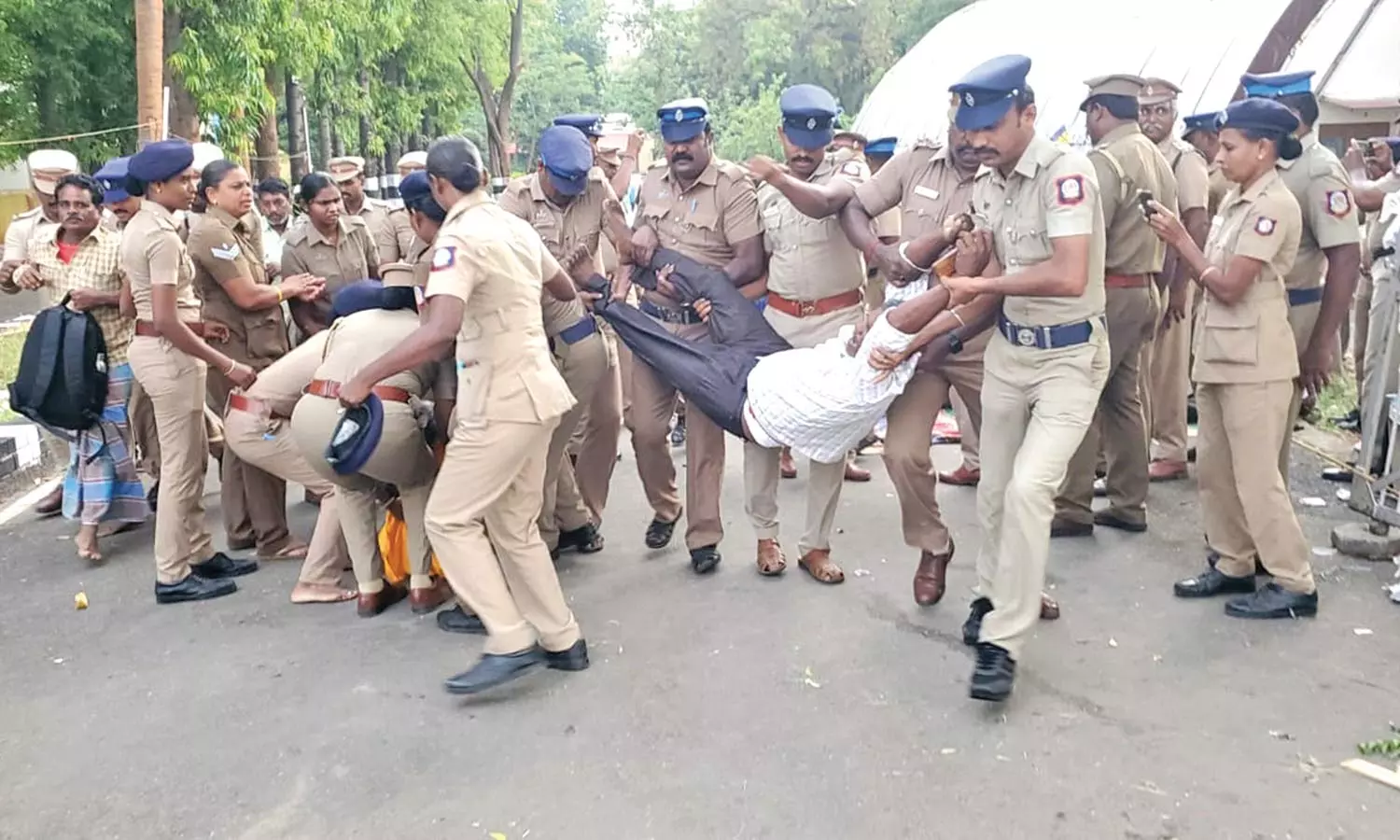 தொடர் போராட்டம் நடத்திய சாலைபணியாளர்கள் குடும்பத்துடன் கைது- மண்டபத்தில் தங்கவைப்பு தொடர் போராட்டம் நடத்திய சாலைபணியாளர்கள் குடும்பத்துடன் கைது- மண்டபத்தில் தங்கவைப்பு