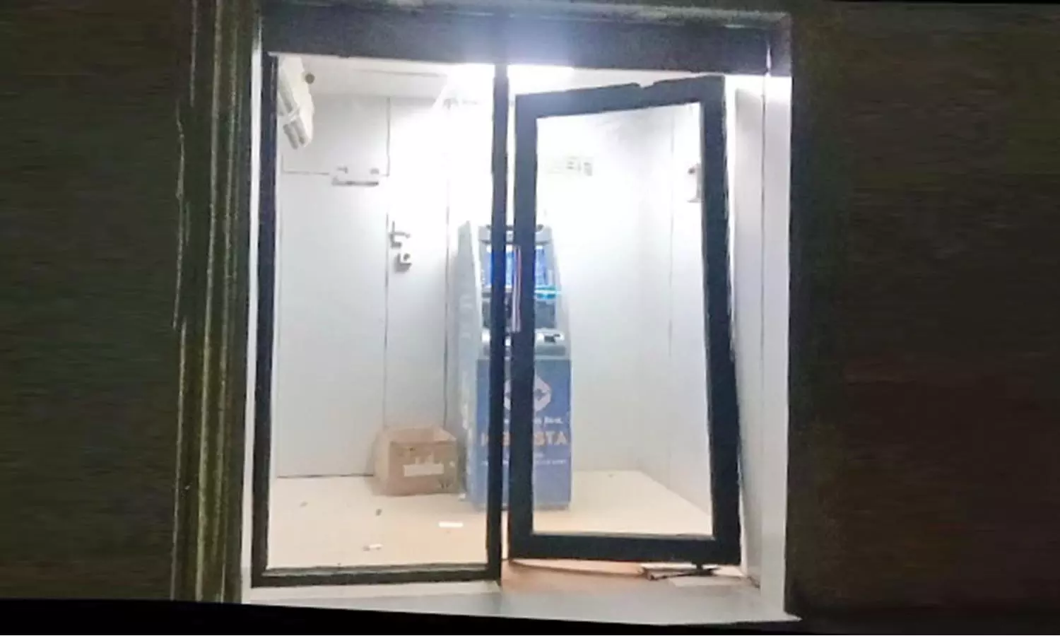 பாவூர்சத்திரத்தில் ஏ.டி.எம். மையத்தின்  கதவு சரி செய்யப்படுமா? - வாடிக்கையாளர்கள்  கோரிக்கை