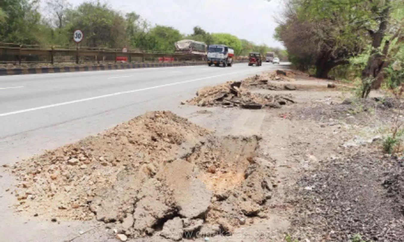 தொப்பூர் கணவாயில் விபத்துகளை தடுக்க சாலையோரம் தோண்டப்பட்ட பள்ளங்கள்