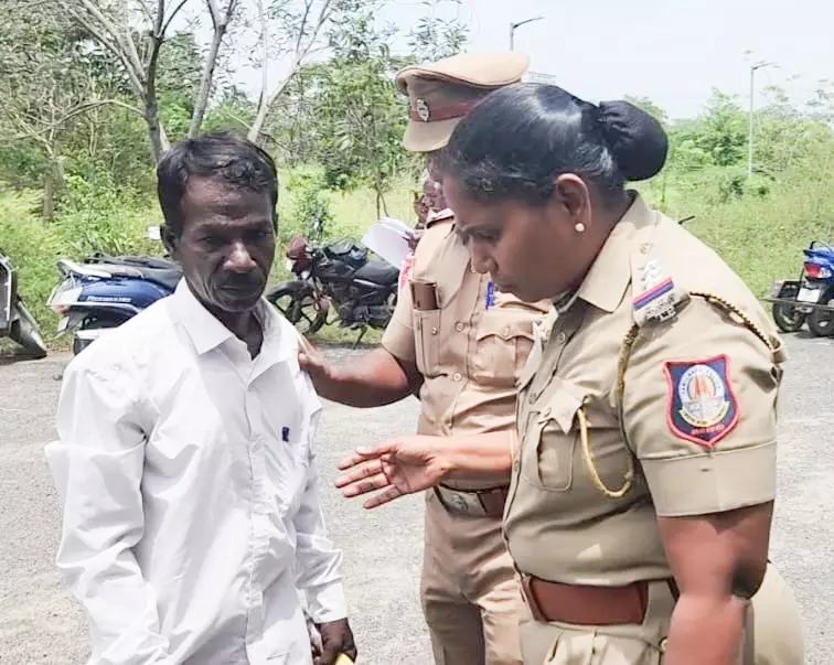 டாஸ்மாக் கடைகளை நீண்ட நேரம் திறப்பதா?  கடலூர் கலெக்டர் அலுவலக வளாகத்தில் மனு கொடுக்க வந்தவர் கோஷம்