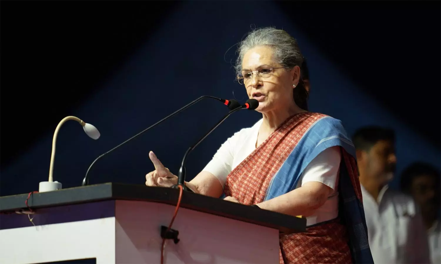 கர்நாடக இறையாண்மை என்று பேசுவதா? சோனியா மீது நடவடிக்கை எடுங்கள்: தேர்தல் ஆணையத்திடம் பாஜக புகார் கர்நாடக இறையாண்மை என்று பேசுவதா? சோனியா மீது நடவடிக்கை எடுங்கள்: தேர்தல் ஆணையத்திடம் பாஜக புகார்