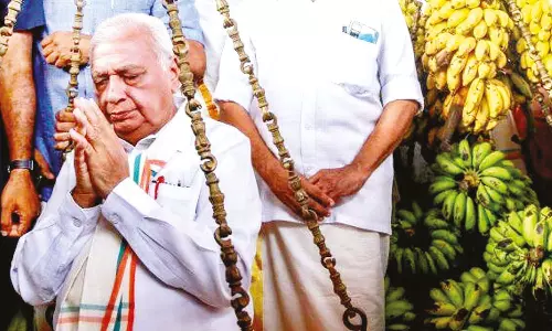 குருவாயூர் கோவிலில் வாழைப்பழத்தை துலாபாரமாக வழங்கிய கேரள கவர்னர்