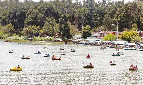 ஊட்டியில் குவிந்த சுற்றுலா பயணிகள்- படகு சவாரி செய்து மகிழ்ந்தனர்