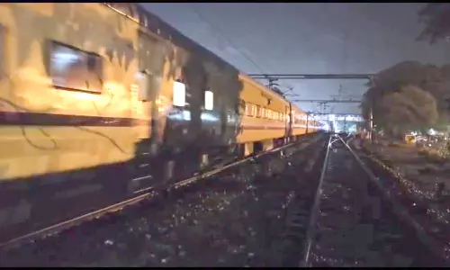 வாணியம்பாடி அருகே அபாய சங்கிலி இழுத்ததால் சபரி எக்ஸ்பிரஸ் ரெயில் நடுவழியில் நிறுத்தம்