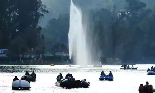 புதுப்பொலிவு பெற்ற நட்சத்திர ஏரி செயற்கை நீரூற்றை அருகில் சென்று ரசிக்கும் சுற்றுலா பயணிகள்