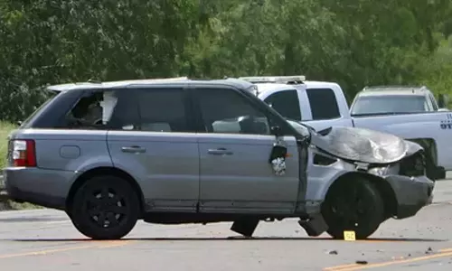 அமெரிக்காவில் பஸ்சுக்காக காத்து நின்றவர்கள் மீது கார் மோதி 7 பேர் பலி