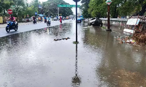 கிருஷ்ணகிரி மாவட்டத்தில்  கொட்டி தீர்த்த கனமழையால் வீடுகளுக்குள் தண்ணீர் புகுந்தது