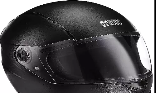 சாலை விபத்துகளில் உயிரிழப்பை தடுக்க  ஹெல்மெட் அணிவது அவசியம் - போலீஸ் துணை கமிஷனர்  அறிவுறுத்தல்