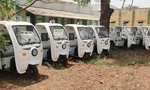 பரமத்தி யூனியன் அலுவலகத்தில்ஊராட்சிகளுக்கு வழங்காமல் பேட்டரி வண்டிகள் நிறுத்தி வைப்பு