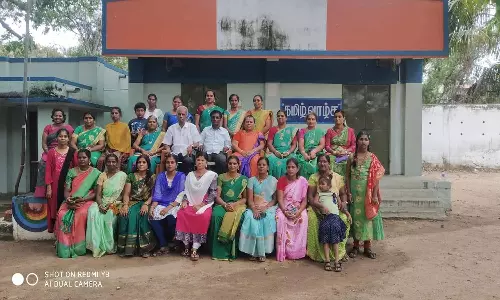 முன்னாள் மாணவிகள் சந்திப்பு