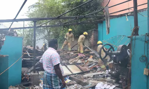 பட்டாசுகள் வெடித்து 2 பேர் படுகாயம்