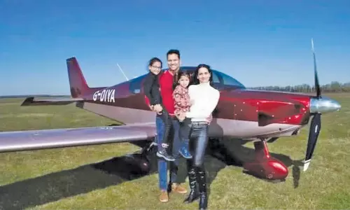 சொந்தமாக தயாரித்த விமானத்தில் குடும்பத்துடன் உலகம் சுற்றும் என்ஜினீயர்