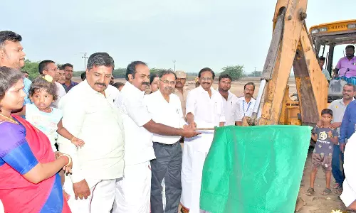சந்திரப்பாடி ஊராட்சியில் குளம் வெட்டும் பணி- அமைச்சர் தொடங்கி வைத்தார்