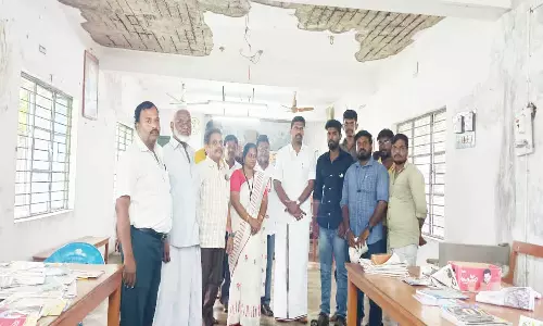 இடிந்து விழும் நிலையில் நூலக கட்டிடம்