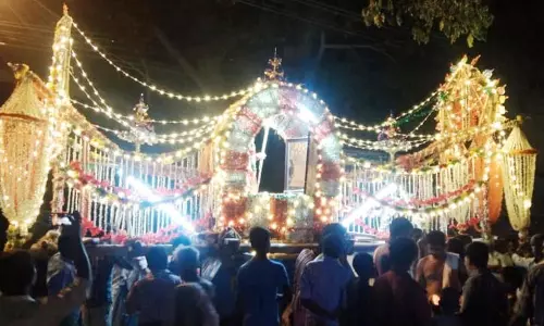 சித்திரா பவுர்ணமி திருவிழாவில் பூப்பல்லக்கில் எழுந்தருளிய கள்ளழகர்