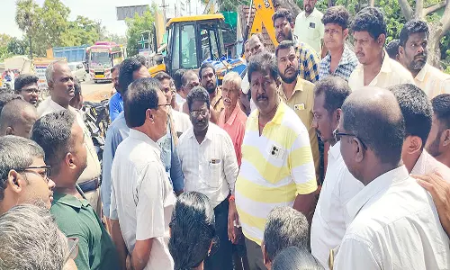 காற்றுடன் கூடிய மழையால் விழுந்த  மரத்தை அகற்றி மின்சாரம் அளிக்க வலியுறுத்தி மறியலில் ஈடுபட முயன்ற  பொது மக்கள்: கடலூரில் பரபரப்பு