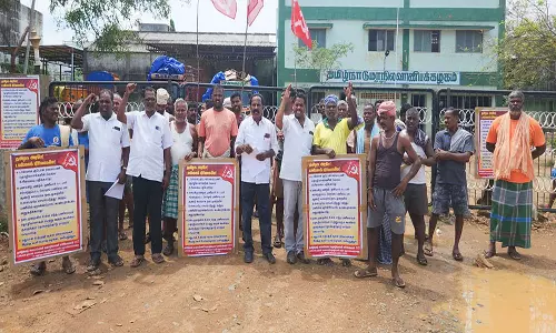 விழுப்புரத்தில் டாஸ்மாக் குடோன் சுமைப்பணி  தொழிலாளர்கள் ஆர்ப்பாட்டம்