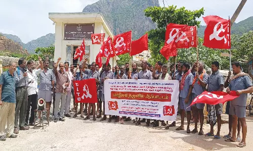 குமரி மாவட்டத்தில் லாரிகளில் இருந்து மதுபானங்களை இறக்காமல் தொழிலாளர்கள் போராட்டம்