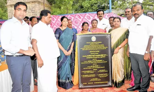 தூத்துக்குடியில் மீன்வளத்துறை அலுவலக புதிய கட்டிடம் - கனிமொழி எம்.பி. அடிக்கல் நாட்டினார்