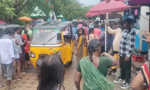 சாலையோர ஆக்கிரமிப்புகளால் சுற்றுலா பயணிகள் அவதி