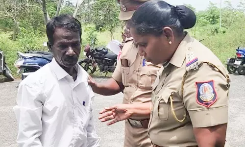 டாஸ்மாக் கடைகளை நீண்ட நேரம் திறப்பதா?  கடலூர் கலெக்டர் அலுவலக வளாகத்தில் மனு கொடுக்க வந்தவர் கோஷம்