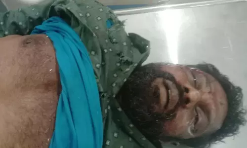 கார் மரத்தில் மோதி கூலித்தொழிலாளி சாவு