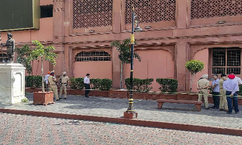 அமிர்தசரசில் பொற்கோவில் அருகே மீண்டும் மர்ம பொருள் வெடித்ததால் பரபரப்பு- ஒருவர் காயம்