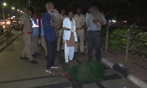 மெரினா கடற்கரையில் மதுபோதையில் 2 குழந்தைகளுடன் மீட்கப்பட்ட பெண்- காப்பகத்துக்கு செல்ல மறுப்பு