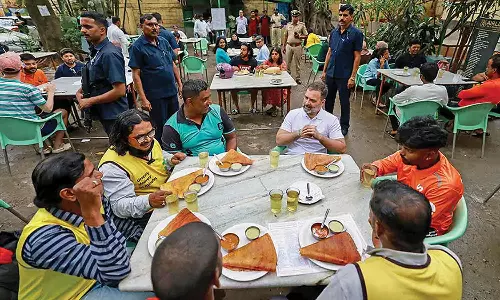 தொழிலாளர்கள்-உணவு வினியோக ஊழியர்களுடன் கலந்துரையாடிய ராகுல் காந்தி