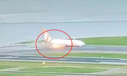 ரன்வேயில் செல்லும் போது திடீரென தீப்பிடித்த விமான எஞ்சின் - வைரலாகும் வீடியோ