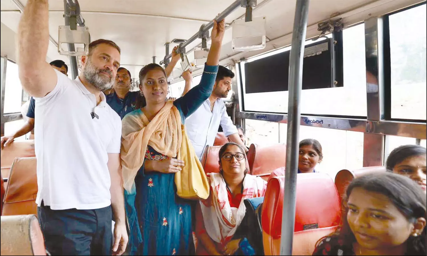 பெங்களூருவில் பஸ்சில் பொதுமக்களுடன் பயணம் செய்த ராகுல்காந்தி பெங்களூருவில் பஸ்சில் பொதுமக்களுடன் பயணம் செய்த ராகுல்காந்தி