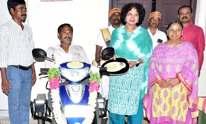 மக்கள் குறைதீர்க்கும் நாள் கூட்டத்தில் நலத்திட்ட உதவிகள் மக்கள் குறைதீர்க்கும் நாள் கூட்டத்தில் நலத்திட்ட உதவிகள்