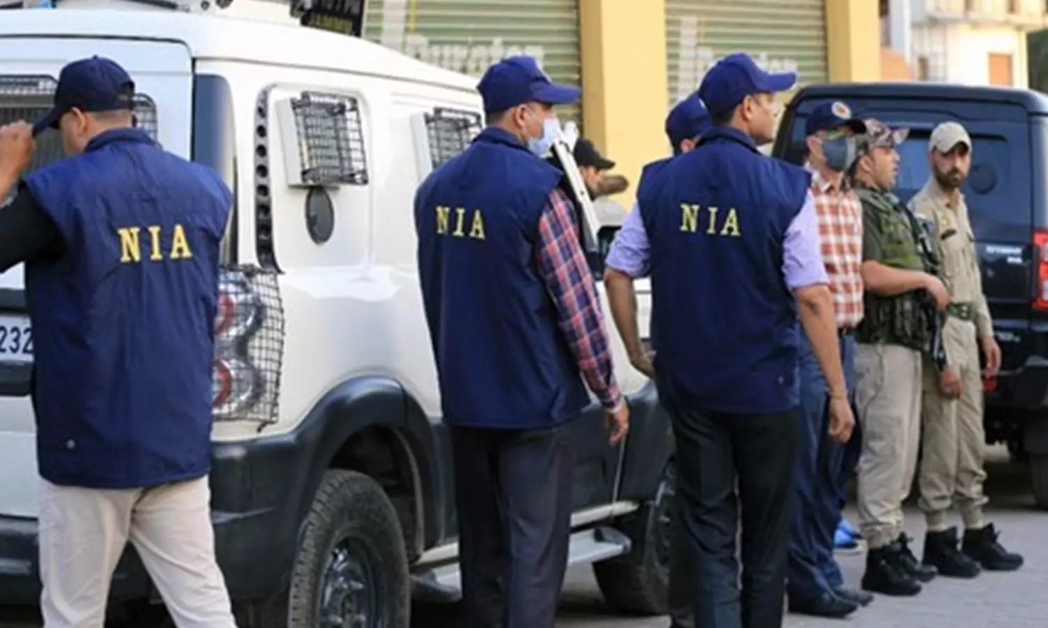 4 வீடுகளில் என்.ஐ.ஏ. அதிகாரிகள் திடீர் சோதனை- ஒருவரை விசாரணைக்கு அழைத்து சென்றதால் பரபரப்பு 4 வீடுகளில் என்.ஐ.ஏ. அதிகாரிகள் திடீர் சோதனை- ஒருவரை விசாரணைக்கு அழைத்து சென்றதால் பரபரப்பு