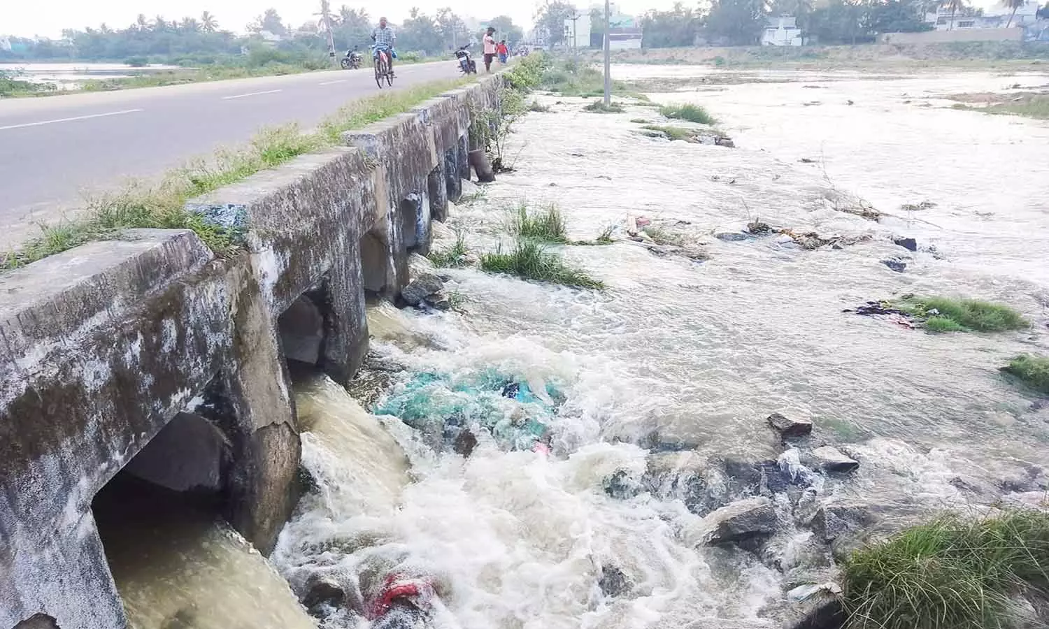 கொசஸ்தலை ஆற்றில் வெள்ளப்பெருக்கு கொசஸ்தலை ஆற்றில் வெள்ளப்பெருக்கு
