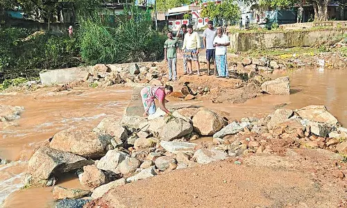 பள்ளிப்பட்டு பகுதியில் விடிய விடிய பெய்த கனமழையால் கொசஸ்தலை ஆற்றில் வெள்ளப்பெருக்கு
