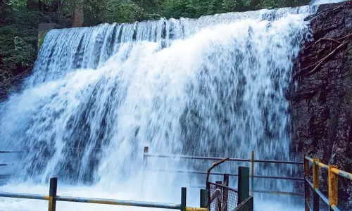 தேனி மாவட்டத்தில் கனமழை : வெள்ளப்பெருக்கால் சுருளி அருவியில் குளிக்க தடை