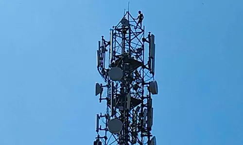 கோபிசெட்டிபாளையத்தில் இன்று செல்போன் டவர் மீது ஏறி தற்கொலை மிரட்டல் கொடுத்த வாலிபரலால் பரபரப்பு