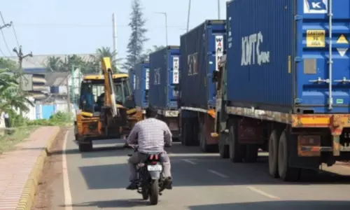 குழித்துறை-களியக்காவிளை சாலையில் கனிம வள லாரிகளை நிறுத்துவதால் போக்குவரத்து நெருக்கடி