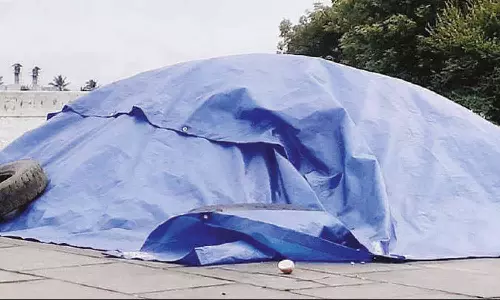 வானம் மேக மூட்டமாக இருந்ததால் காங்கயம் பகுதியில் தேங்காய் உலர்களங்களில் பணிகள் பாதிப்பு