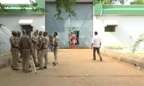 மத்திய சிைற சிறப்பு முகாமில் போலீசார் அதிரடி சோதனை