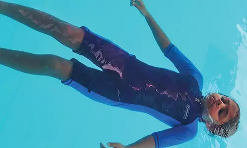 தேனி: 4 மணி நேரம் நீரில் மிதந்து 6 வயது சிறுமி கின்னஸ் சாதனை