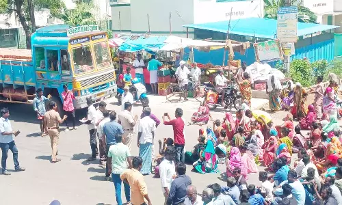 சுடுகாட்டு பாதை பணியை முடிக்க கோரி பொதுமக்கள் சாலை மறியல்