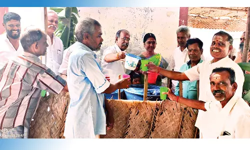 பக்தர்களுக்கு நீர் மோர், அன்னதானம்